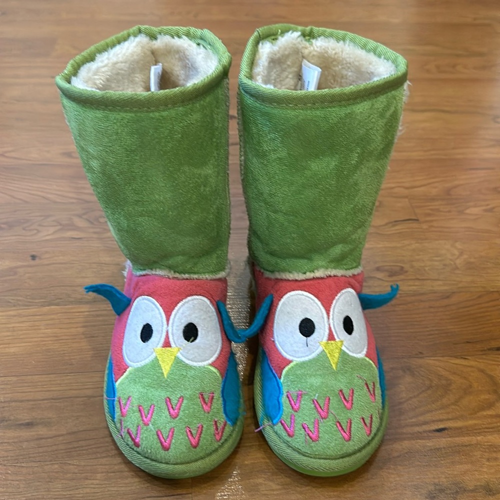 Toddler girls cozy owl slipper boots size M (10-12).